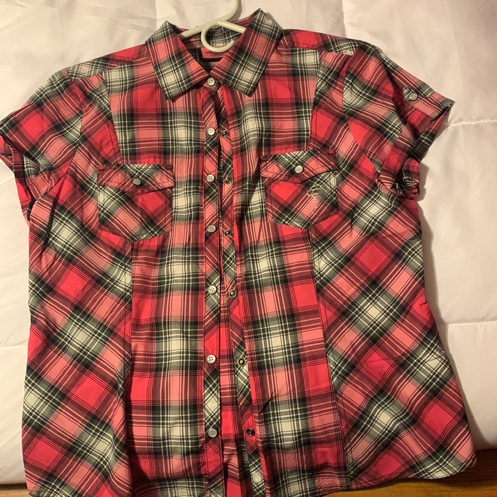 Large Women’s Harley Davidson shirt.